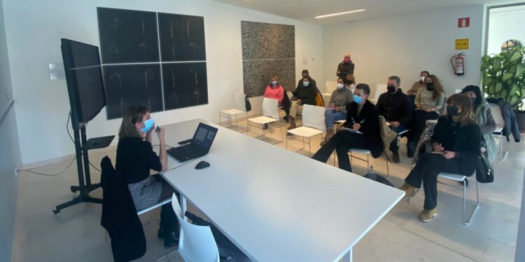 Una treintena de comerciantes y empresarios inician su formación para modernizar sus negocios y ser más competitivos