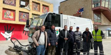 La nueva barredora reforzará la limpieza en los más de 50 kilómetros de viales existentes entre el casco urbano y las urbanizaciones