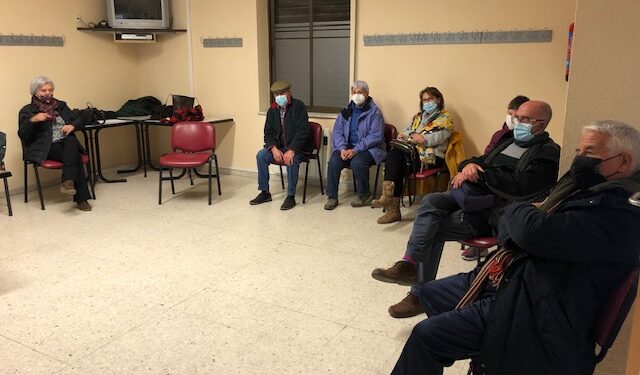 El hogar del jubilado reabre sus puertas para que los mayores vuelvan a reunirse y disfrutar de sus partidas después de dos años