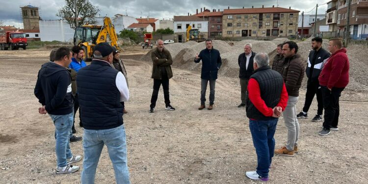 Los feriantes conocen el nuevo Recinto Ferial donde se ubicarán las atracciones durante las fiestas de mayo