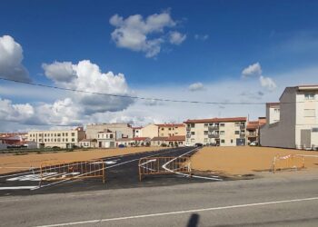 Últimos pasos para la apertura del nuevo aparcamiento público con el asfaltado del carril central y la señalización de las plazas