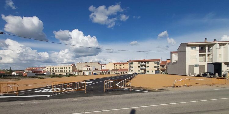 Últimos pasos para la apertura del nuevo aparcamiento público con el asfaltado del carril central y la señalización de las plazas