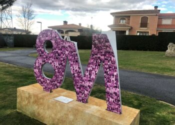 Nueva oportunidad para las mujeres que deseen figurar en la escultura del 8M antes de su reparación tras haber sido destrozada por los vándalos