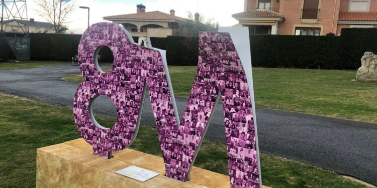 Nueva oportunidad para las mujeres que deseen figurar en la escultura del 8M antes de su reparación tras haber sido destrozada por los vándalos