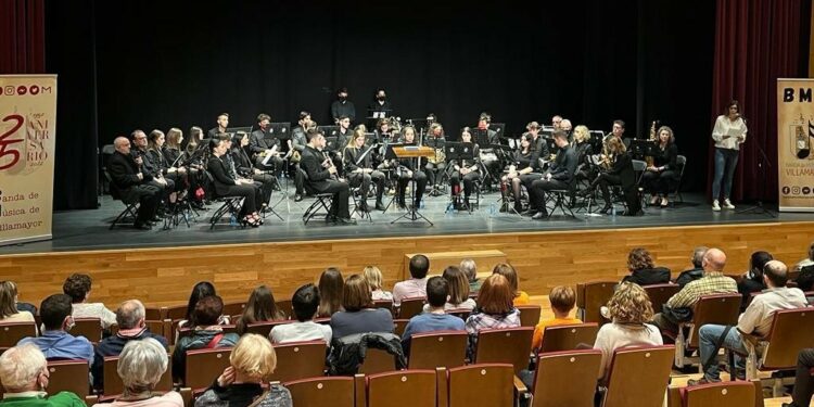 Los sones de Pasión de la Banda de Música de Villamayor ‘inundan’ el Auditorio Municipal