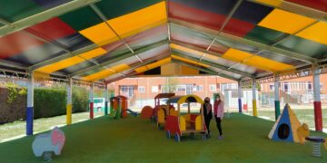 Una inversión municipal de más de 75.000 euros mejora las instalaciones de la guardería municipal con nuevo sistema de climatización y una carpa de colores en el patio