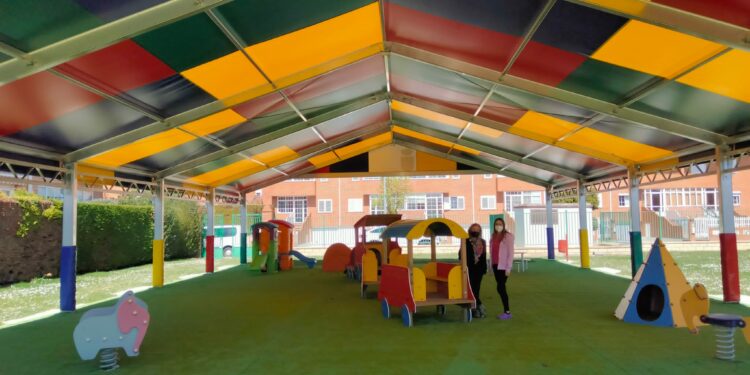 Una inversión municipal de más de 75.000 euros mejora las instalaciones de la guardería municipal con nuevo sistema de climatización y una carpa de colores en el patio