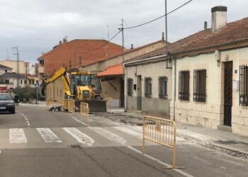 Renovación de tuberías en la calle Fuente, frente al colegio y el Ayuntamiento