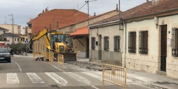 Renovación de tuberías en la calle Fuente, frente al colegio y el Ayuntamiento