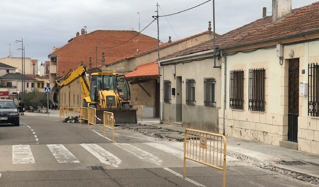 Renovación de tuberías en la calle Fuente, frente al colegio y el Ayuntamiento