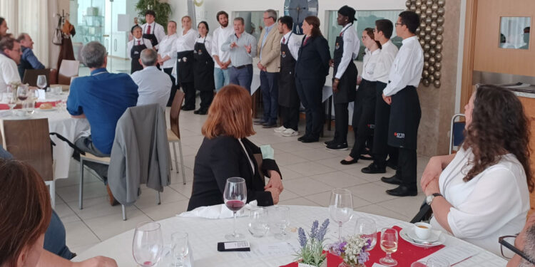 Los alumnos de la Escuela de Hostelería de Santa Marta muestran en Aveiro la elaboración del cerdo ibérico