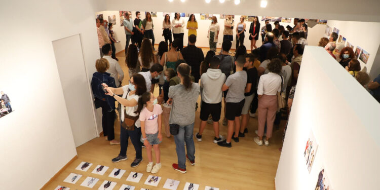 Inaugurada la exposición fotográfica ‘Captura Puente Ladrillo’ con 800 imágenes que muestran el barrio