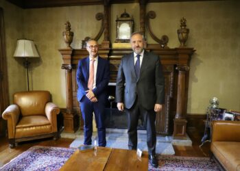 El presidente de las Cortes, Carlos Pollán, visita la Universidad y la Diputación