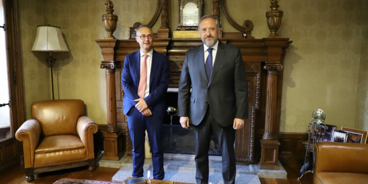 El presidente de las Cortes, Carlos Pollán, visita la Universidad y la Diputación