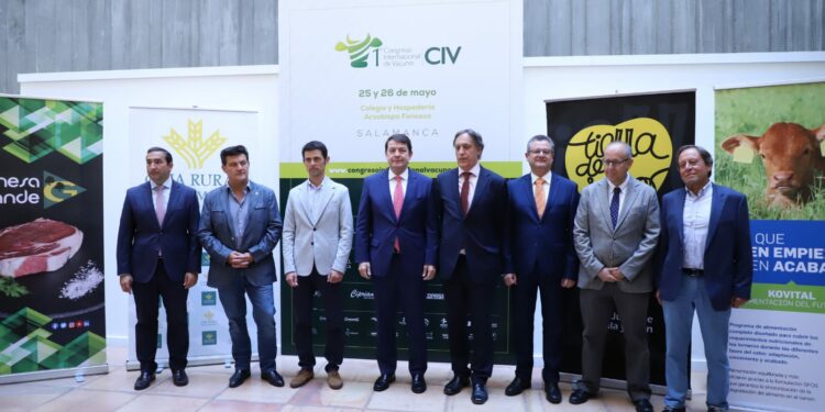 Fernández Mañueco garantiza el apoyo a los ganaderos y agriculturos «y más ante los ataques que proceden del propio Gobierno de España»