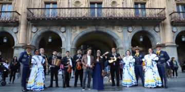 El centro de Salamanca se mueve al ritmo de las ‘callejoneadas’ mexicanas