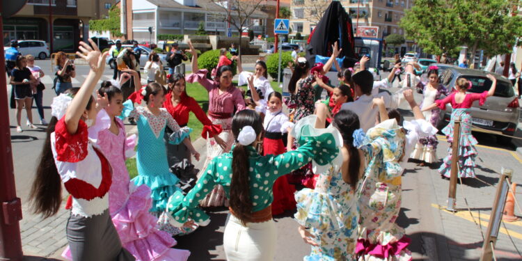 Santa Marta vive su particular Feria de Abril al ritmo de la música y los bailes de las sevillanas