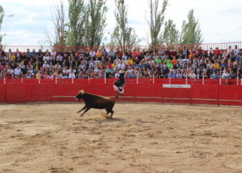 Las 2.500 raciones de calderillo solidario y el espectáculo de recortes ponen el broche de oro a las fiestas de Villamayor más esperadas