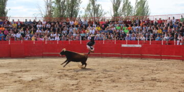 Las 2.500 raciones de calderillo solidario y el espectáculo de recortes ponen el broche de oro a las fiestas de Villamayor más esperadas