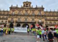 Los trabajadores de la empresa de limpieza viaria de Salamanca se manifiestan para pedir el incremento salarial de los tres últimos años