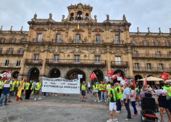 Los trabajadores de la empresa de limpieza viaria de Salamanca se manifiestan para pedir el incremento salarial de los tres últimos años