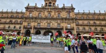 Los trabajadores de la empresa de limpieza viaria de Salamanca se manifiestan para pedir el incremento salarial de los tres últimos años