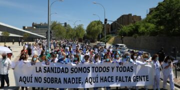 Los sanitarios protestan contra «la precariedad laboral» en las puertas del Hospital Universitario