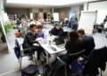 Cinco equipos trabajan en un maratón de programadores para desarrollar el mejor proyecto de inteligencia artificial