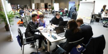 Cinco equipos trabajan en un maratón de programadores para desarrollar el mejor proyecto de inteligencia artificial