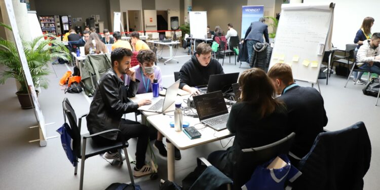 Cinco equipos trabajan en un maratón de programadores para desarrollar el mejor proyecto de inteligencia artificial