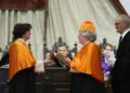 María Ángeles Durán recibe la insignia, el birrete, el anillo y el libro que la reconcen como doctora ‘honoris causa’ de la Universidad de Salamanca