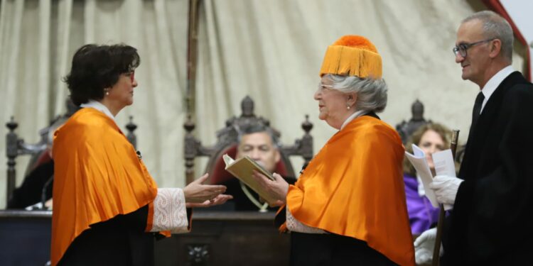 María Ángeles Durán recibe la insignia, el birrete, el anillo y el libro que la reconcen como doctora ‘honoris causa’ de la Universidad de Salamanca