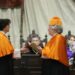 María Ángeles Durán recibe la insignia, el birrete, el anillo y el libro que la reconcen como doctora ‘honoris causa’ de la Universidad de Salamanca