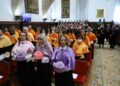 María Ángeles Durán recibe la insignia, el birrete, el anillo y el libro que la reconcen como doctora ‘honoris causa’ de la Universidad de Salamanca
