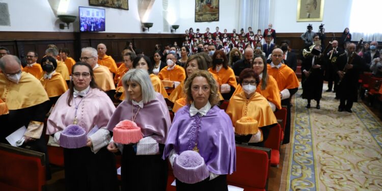 María Ángeles Durán recibe la insignia, el birrete, el anillo y el libro que la reconcen como doctora ‘honoris causa’ de la Universidad de Salamanca