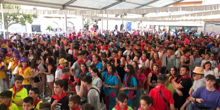Colorido y multitudinario estallido festivo en Villamayor con el pregón de Los Pichones
