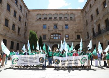 Los empleados públicos se manifiestan para pedir al Gobierno una mejora de las condiciones laborales y en la prestación de servicios a los ciudadanos