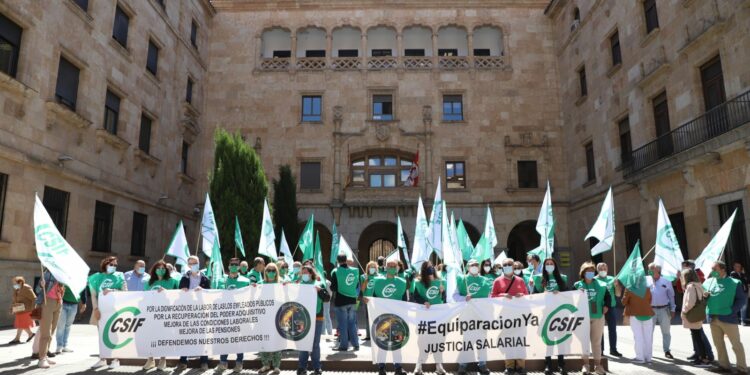 Los empleados públicos se manifiestan para pedir al Gobierno una mejora de las condiciones laborales y en la prestación de servicios a los ciudadanos