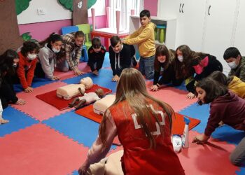 Los niños del programa Ciudad Amiga de la Infancia aprenden a realizar técnicas de reanimación