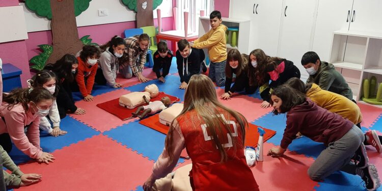 Los niños del programa Ciudad Amiga de la Infancia aprenden a realizar técnicas de reanimación