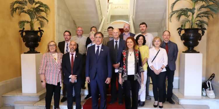 El alcalde recibe a los investigadores participantes en el foro ‘Age Open Science’