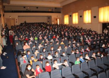 Teatro para los escolares del Miguel Hernández en el auditorio de los Padres Paúles