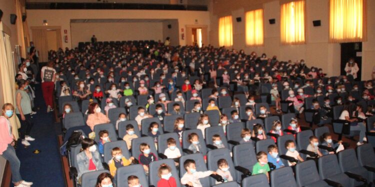 Teatro para los escolares del Miguel Hernández en el auditorio de los Padres Paúles