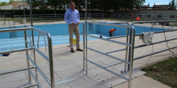 La accesibilidad a los vasos y la instalación de tres puertas de seguridad a la zona de baño centran las obras para la puesta a punto de las piscinas municipales