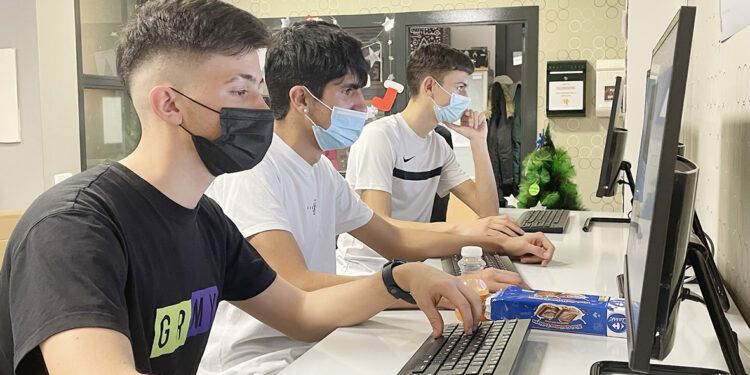 Los jóvenes diseñarán el cartel que anunciará las actividades especiales de las que serán los protagonistas