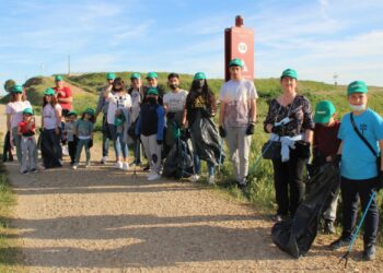 CiberCarba reúne a una veintena de voluntarios en la segunda jornada ambiental de limpieza de la Vía Verde