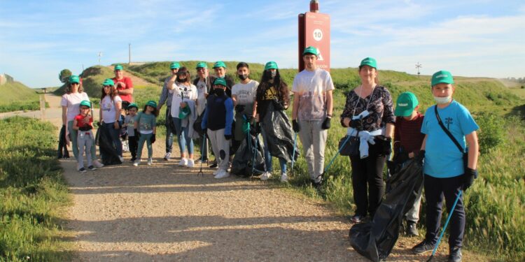 CiberCarba reúne a una veintena de voluntarios en la segunda jornada ambiental de limpieza de la Vía Verde