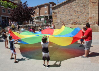 ‘Ciudad de los Niños’ llena la Plaza de Carbajosa de pequeños para celebrar el Día Internacional del Juego