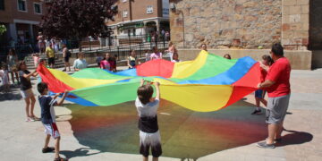 ‘Ciudad de los Niños’ llena la Plaza de Carbajosa de pequeños para celebrar el Día Internacional del Juego