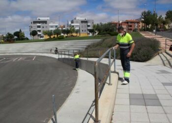 La contratación de tres desempleados reforzará los servicios municipales de jardinería y actividades de ocio y tiempo libre